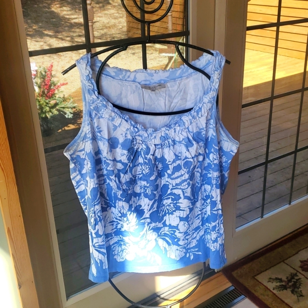 Jones New York Sport‎ Sz. 2X white & Blue floral sleeveless top